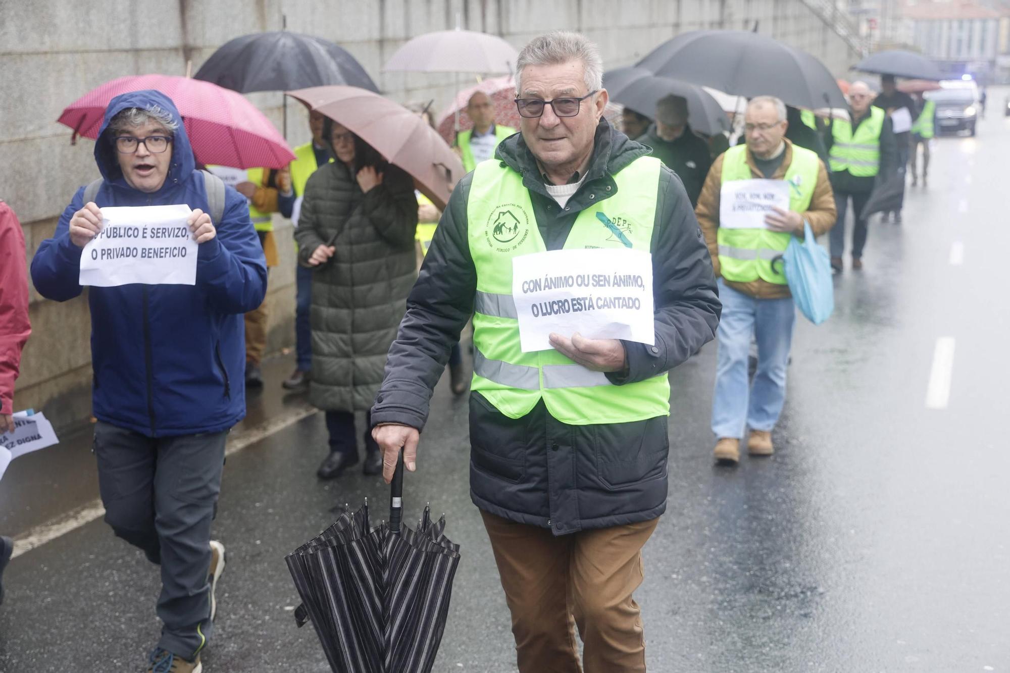 Manifestación en Santiago por la gestión pública de las residencias