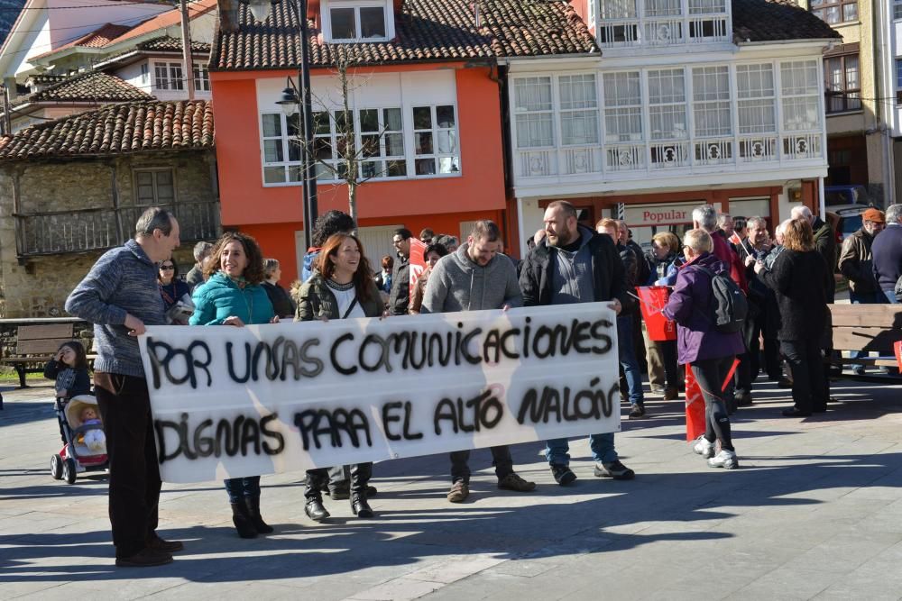 Marcha y corte de carretera en Campo de Caso para reclamar el arreglo de la carretera del puerto de Tarna