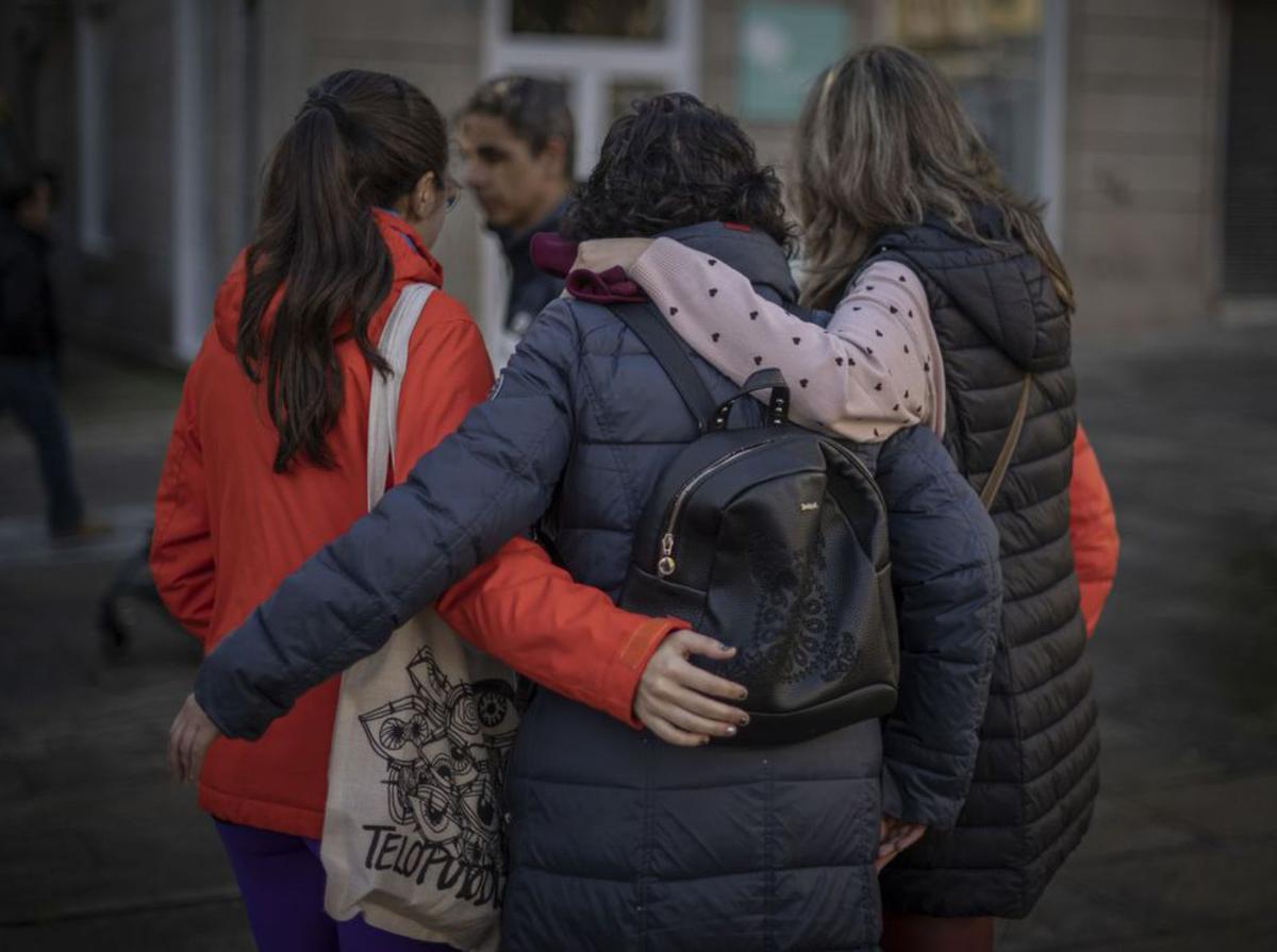 Muestras de cariño en la concentración por Guadalupe. |   // BRAIS LORENZO