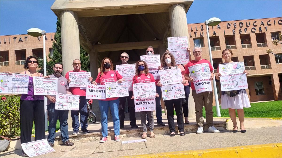 Protesta de delegados de UGT contra la imposición de enseñar agrupando asignaturas