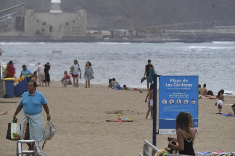 23-06-20 LAS PALMAS DE GRAN CANARIA.PLAYA DE LAS CANTERAS.LAS PALMAS DE GRAN CANARIA. Fotos de la gente desalojando Las Canteras. Fotos: Juan Castro  | 23/06/2020 | Fotógrafo: Juan Carlos Castro