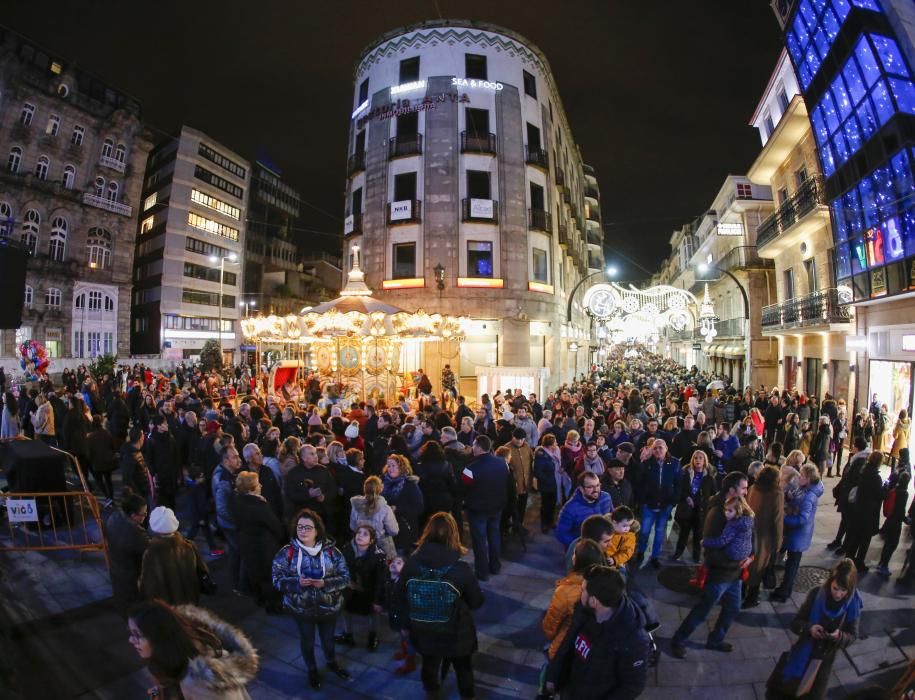 Las calles del centro volvieron a estar abarrotadas de turistas y locales seducidos por la Navidad de Vigo. Abel Caballero recibió a visitantes de Cuntis, Camariñas, Pinto y Alicante.