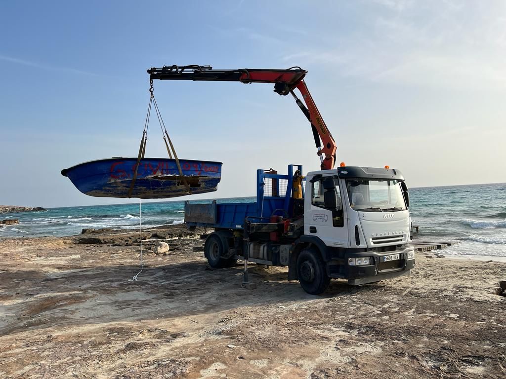 Retiradas cuatro pateras de zonas de difícil acceso en Formentera