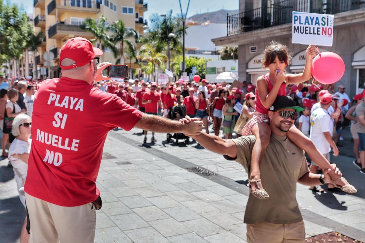 Manifestación en contra de la ampliación del puerto de Los Cristianos