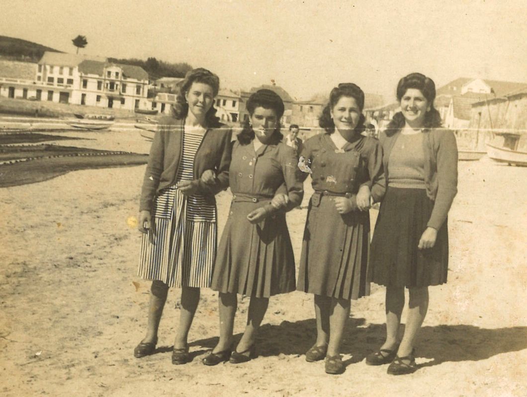 Cuatro vecinas en Panxón, en 1950