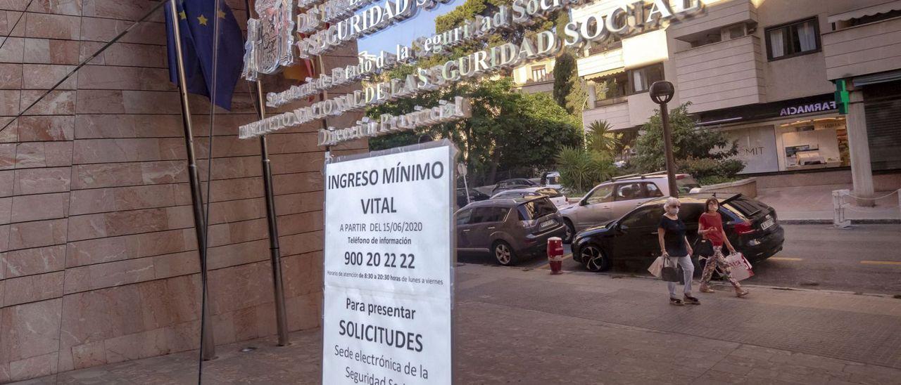 Un cartel sobre cómo solicitar el Ingreso Mínimo Vital en la delegación de la Seguridad Social en Palma.