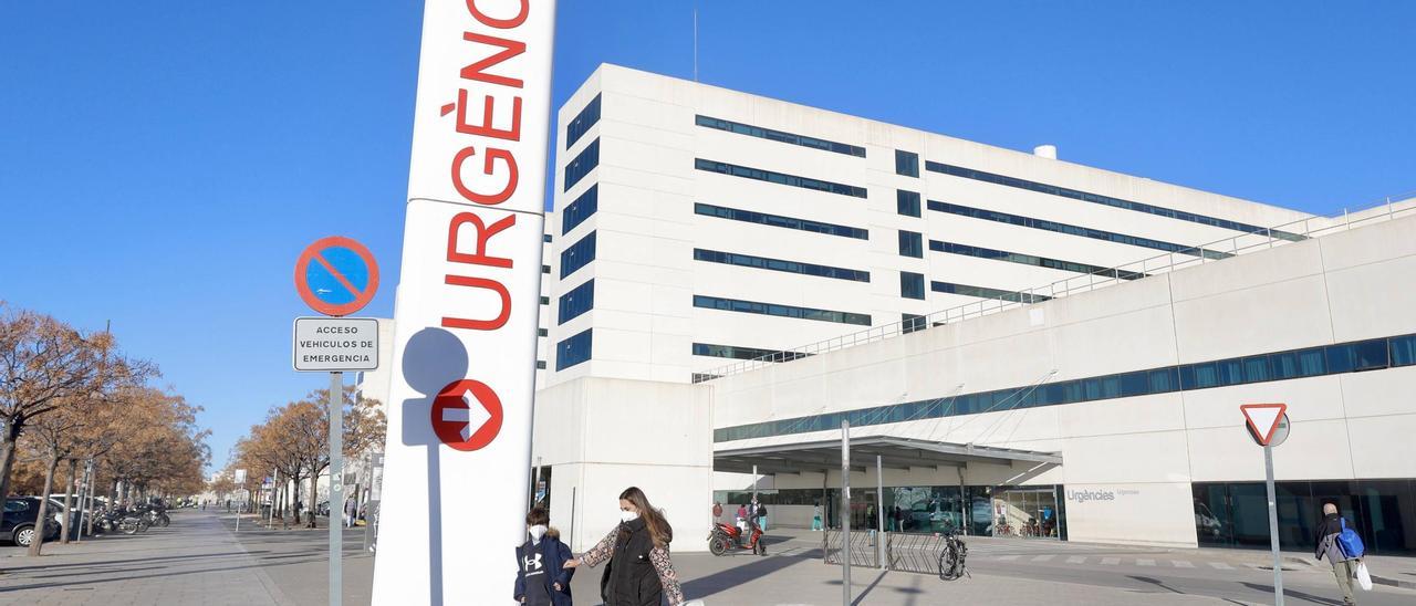 Entrada de Urgencias del Hospital La Fe de València el pasado seis de enero.