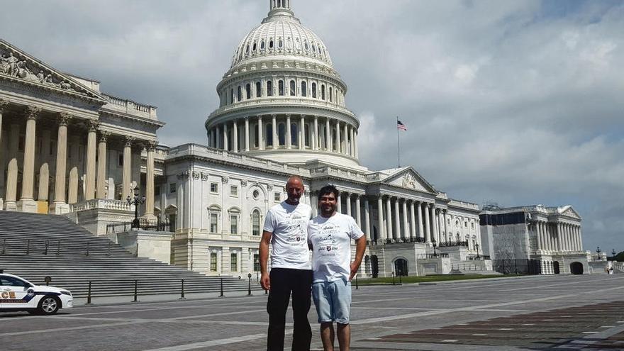 Los dos canteros ponvedreses, Manuel Rial y Francisco Castro posan ante el Capitolio de Washington.