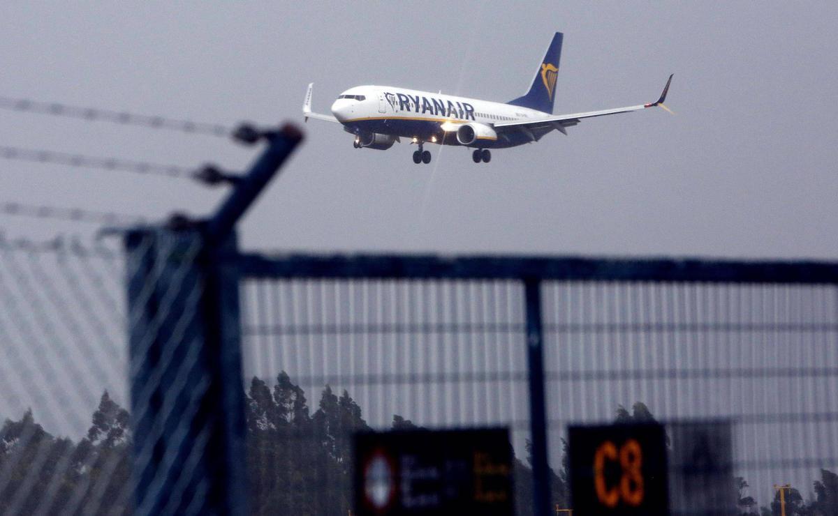 Aterrizaje de un avión de Ryanair en el aeropuerto de Santiago