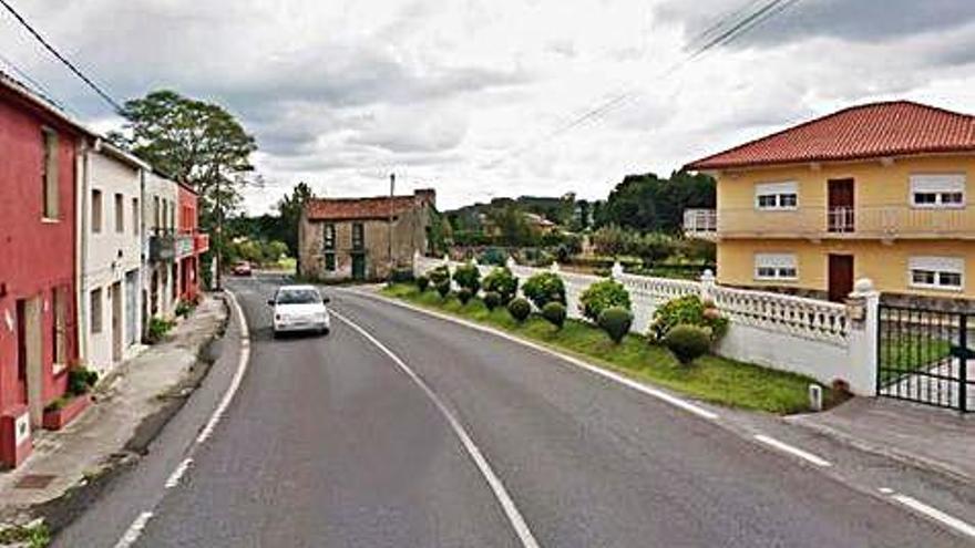 Tramo de la carretera en la que la Diputación proyecta construir aceras en A Patiña.