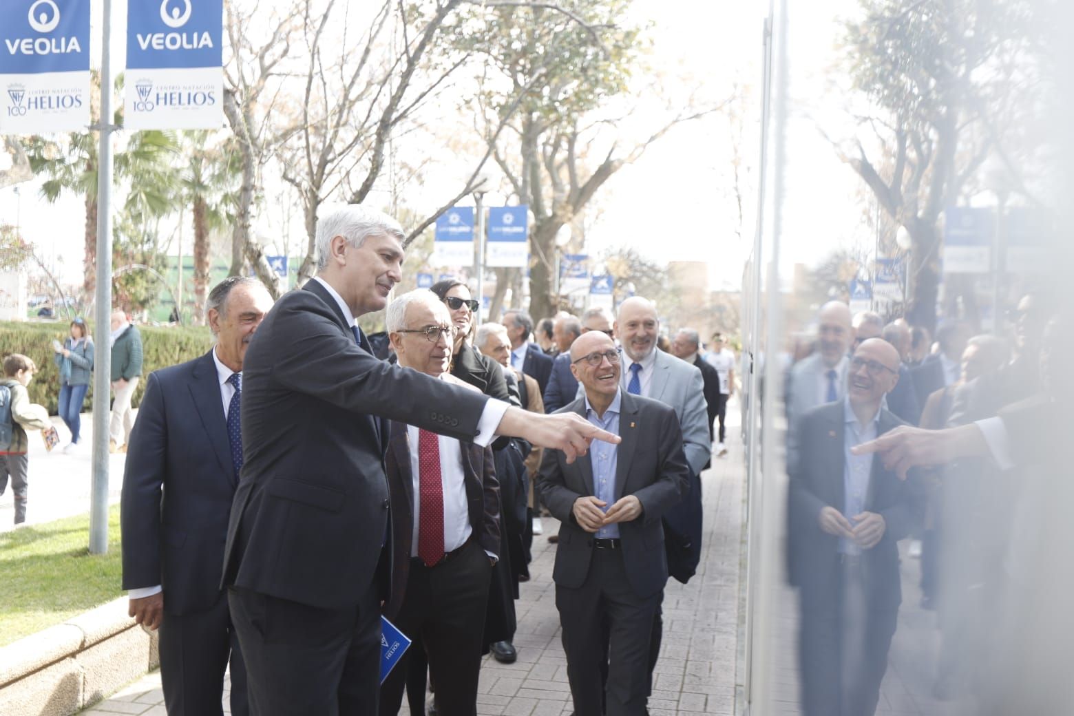 En imágenes | La bandera olímpica ya preside desde las alturas en las instalaciones del CN Helios