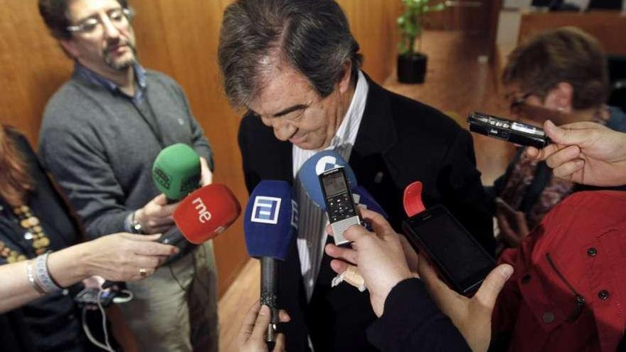 Francisco Álvarez-Cascos, ayer en su comparecencia ante los medios en el parlamento asturiano.  // Efe