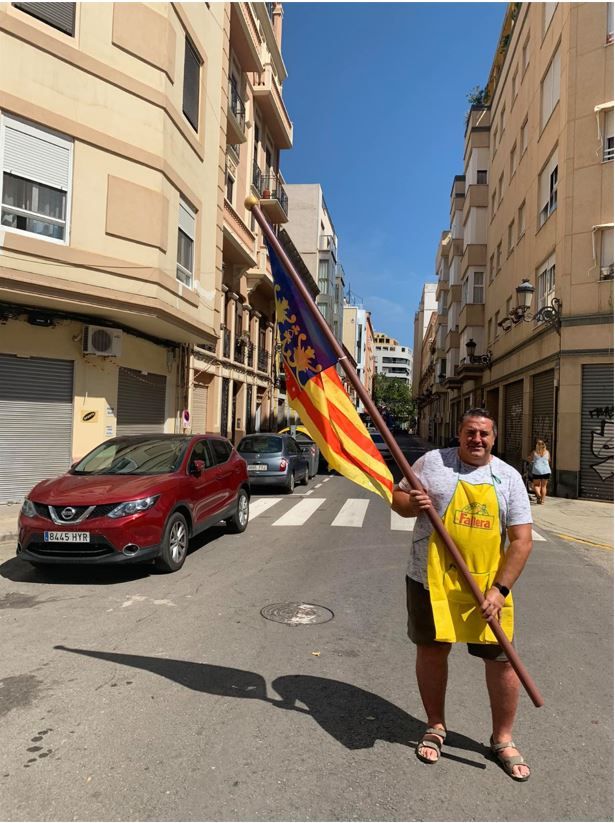 Los falleros de Azcárraga-Fernando El Católico retiran la Senyera para que no arda en la Cremà.