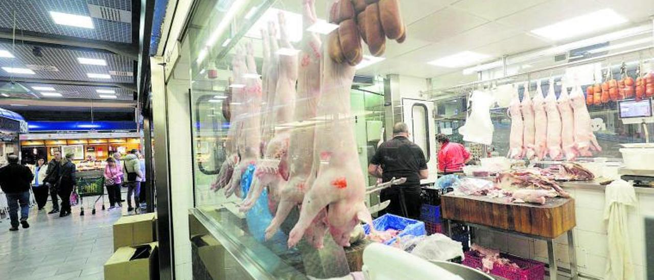 Los distribuidores anuncian subidas de precios en el cerdo, el pollo y en los lácteos nacionales. | M. MIELNIEZUK