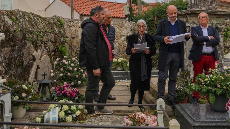 Un momento de la ofrenda floral en Santa Mariña Dozo ante la tumba de Josefina Blanco.