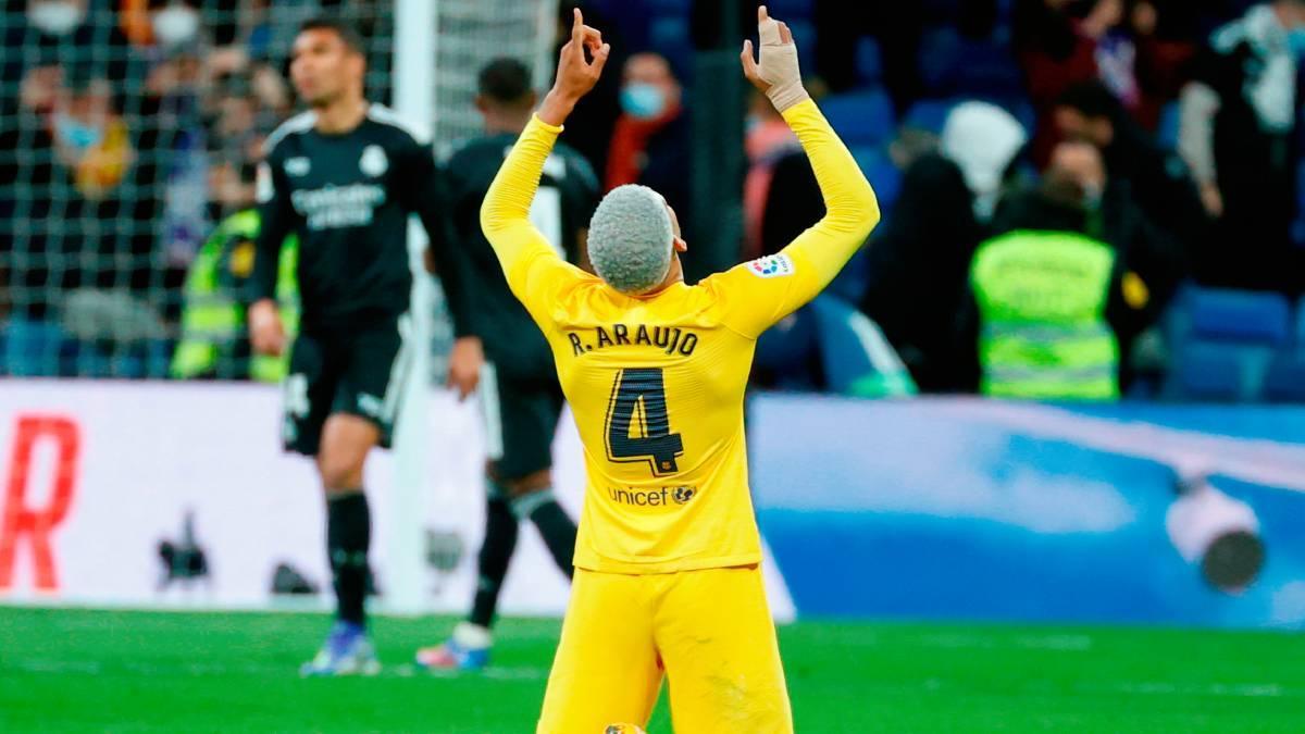 Ronald Araujo celebró por todo lo alto el triunfo en el clásico