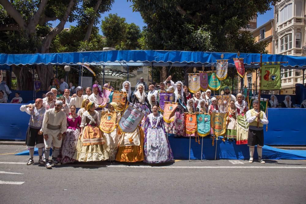 El Desfile de Entrega de Premios culmina con la entrega de más de 600 galardones a hogueras y barracas