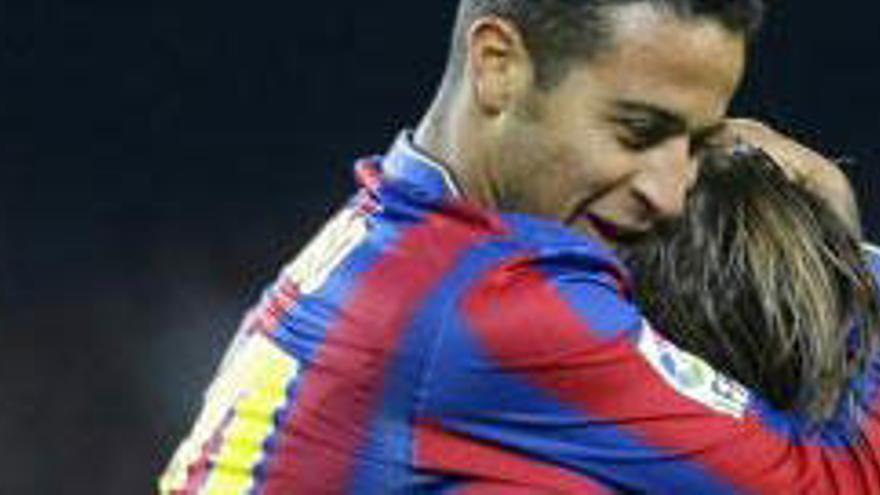 Thiago Alcántara celebra su gol con Maxwell