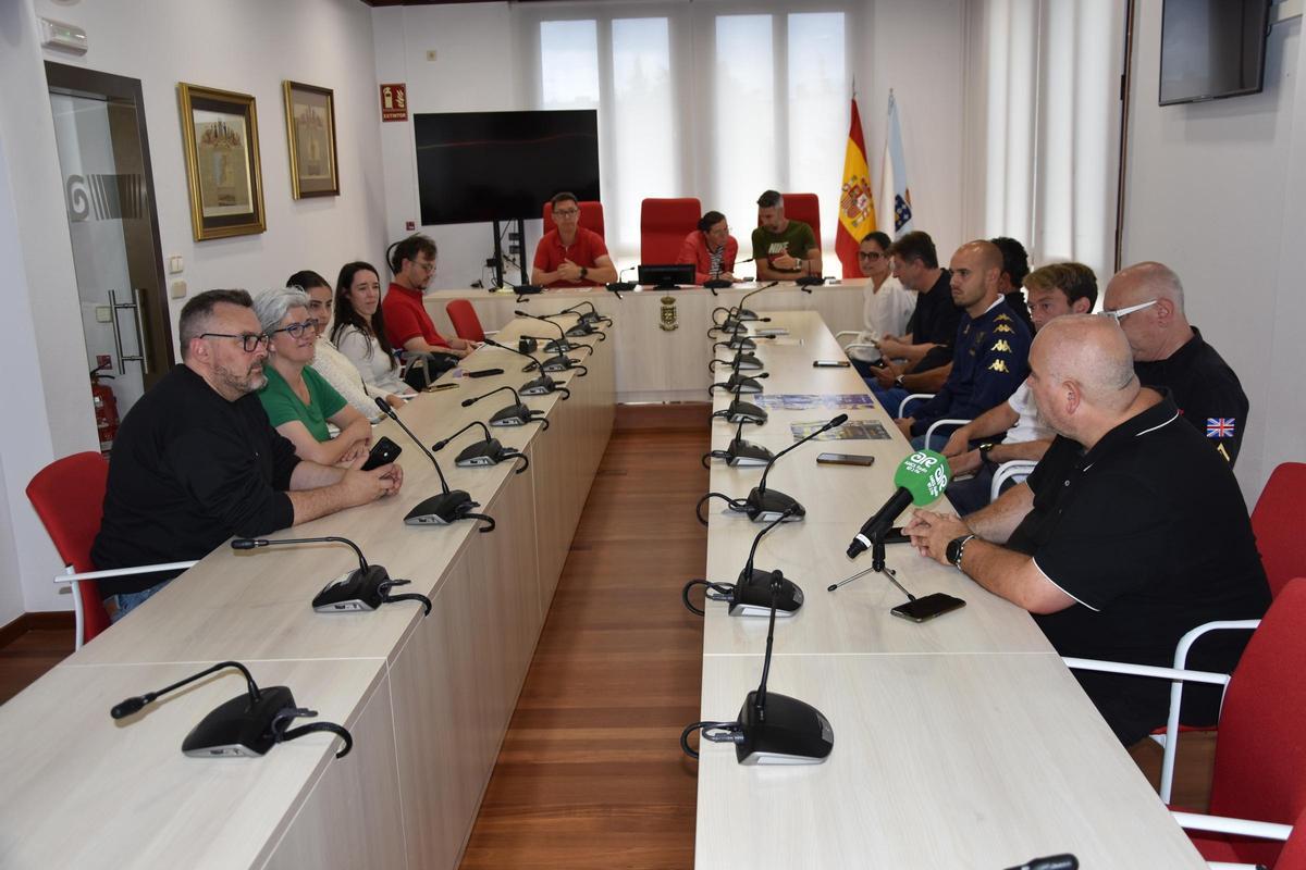 Asistentes ao acto de presentacion dos campamentos deportivos de Ames.