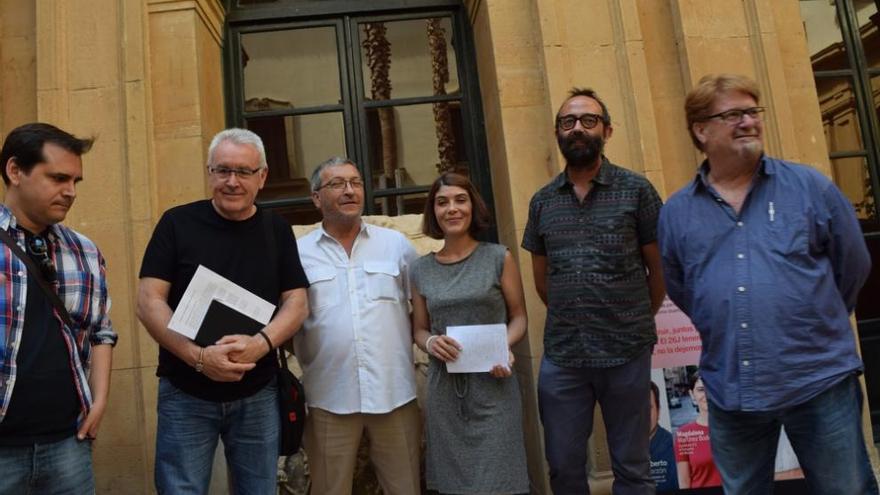 Cayo Lara, antiguo coordinador de IU, junto a miembros de su partido en la Región.