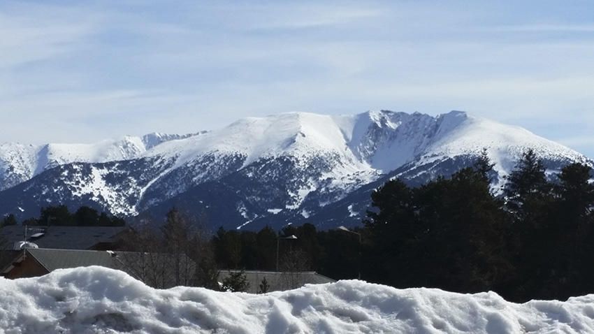 Des de Pyrynee 2000, fent una sortida amb raquetes, vam fotografiar les muntanyes d’Ull de Ter i la Cambra d’Ase ben nevades.