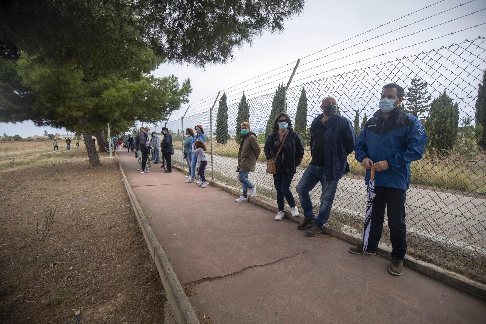 Cientos de personas participan en la cadena humana contra el parque fotovoltaico de Son Bonet