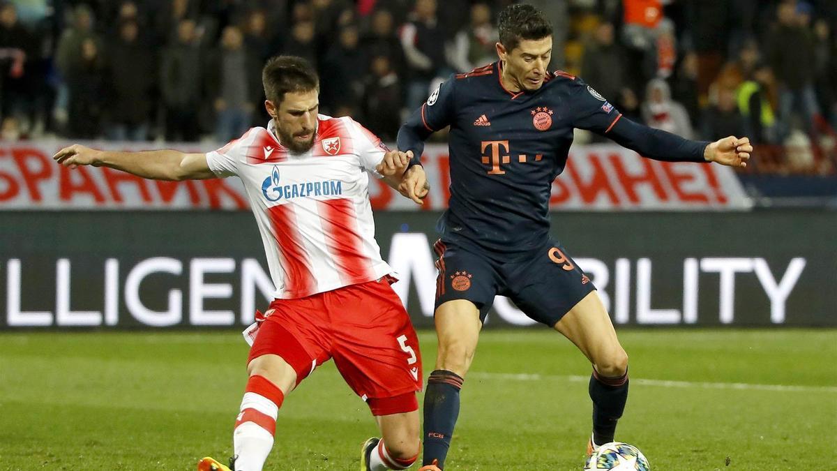 Milos Degenek ante el Bayern.