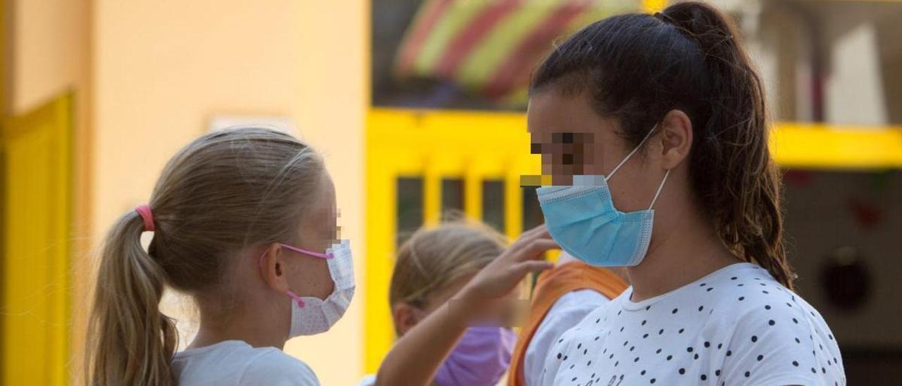 Alumnos con mascarilla en un centro educativo.