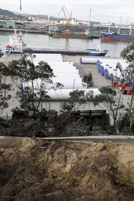 Un camión cae por una ladera de la ría de Avilés