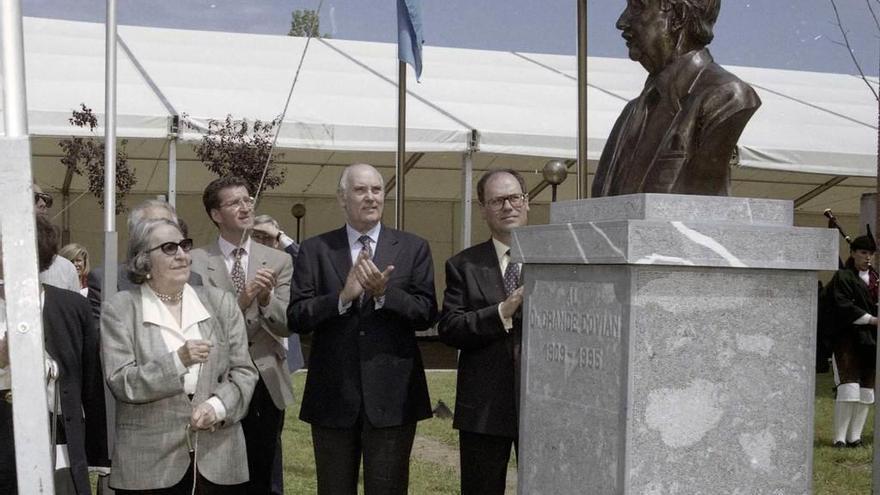 La viuda de Grande Covián, Gloria Mingo, descubre un busto de su marido en Arriondas, el 8 de junio de 1998, en presencia de Alberto Núñez Feijóo, José Manuel Romay Beccaría y el consejero Antonio Cueto.