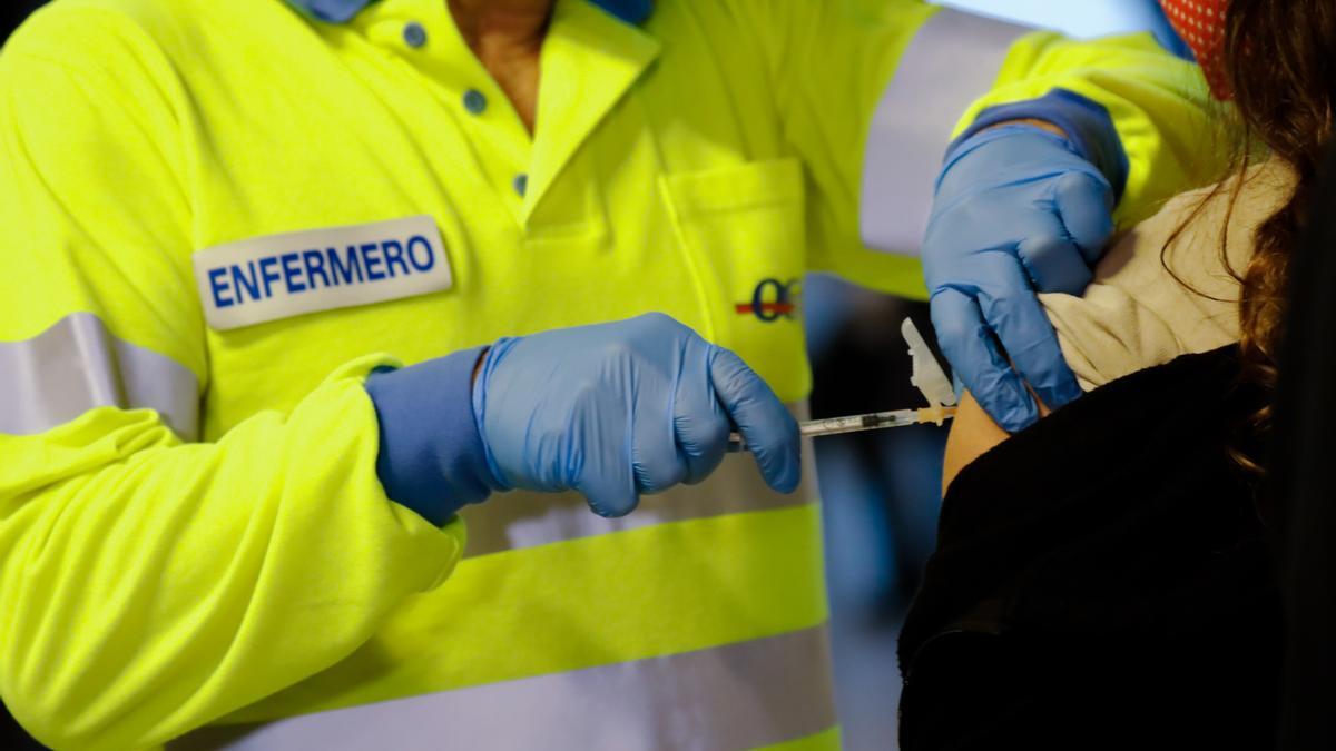 Comienza el proceso de vacunación frente a la covid-19 a menores de entre 8 y 11 años en el palacio de los deportes de Murcia.