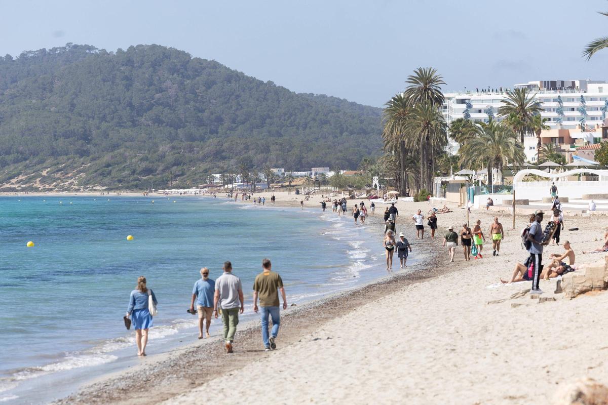 Imágenes de Platja d'en Bossa dividida entre turistas y demasiadas obras