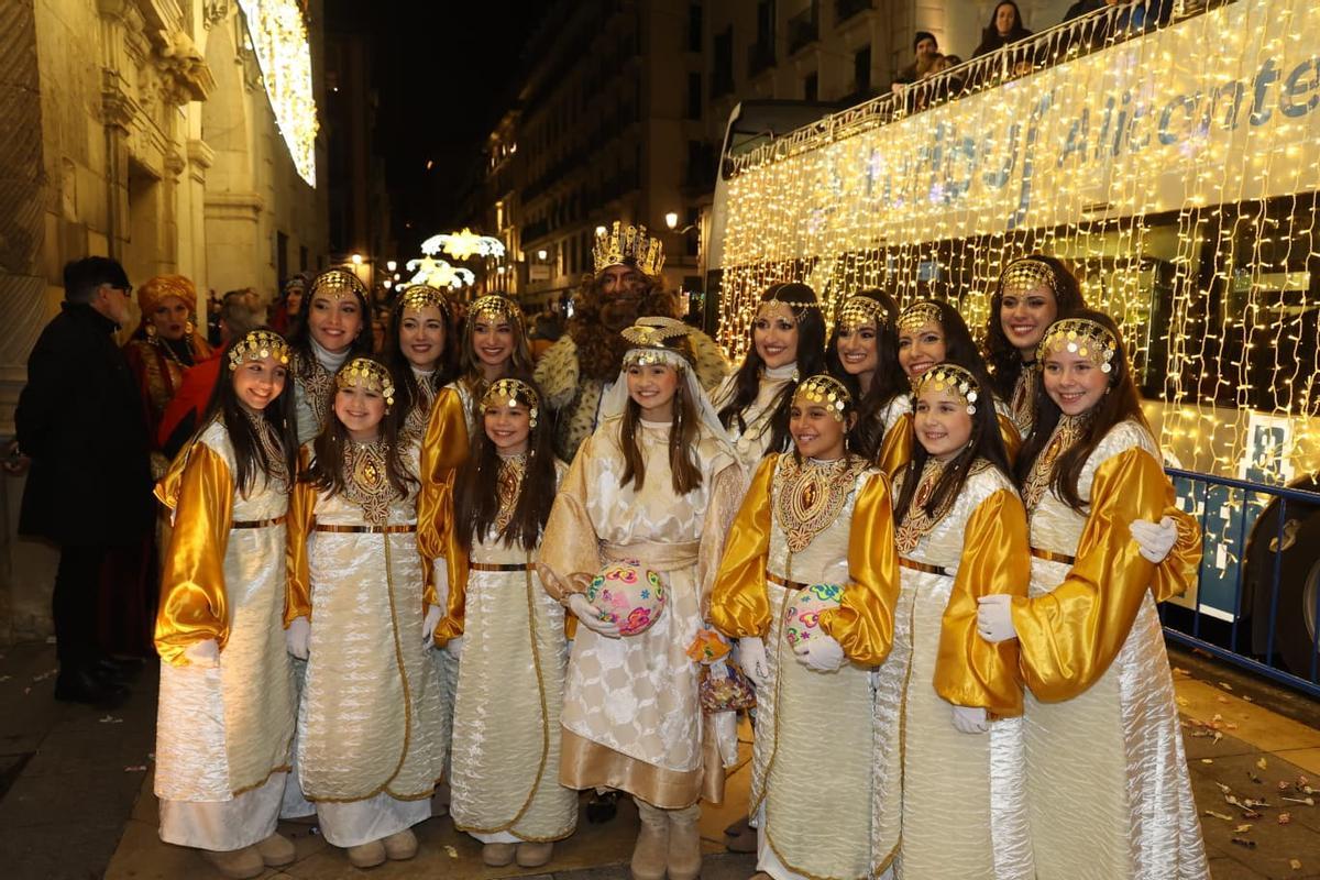 Alicante desafía las bajas temperaturas para ver la Cabalgata de Reyes Magos