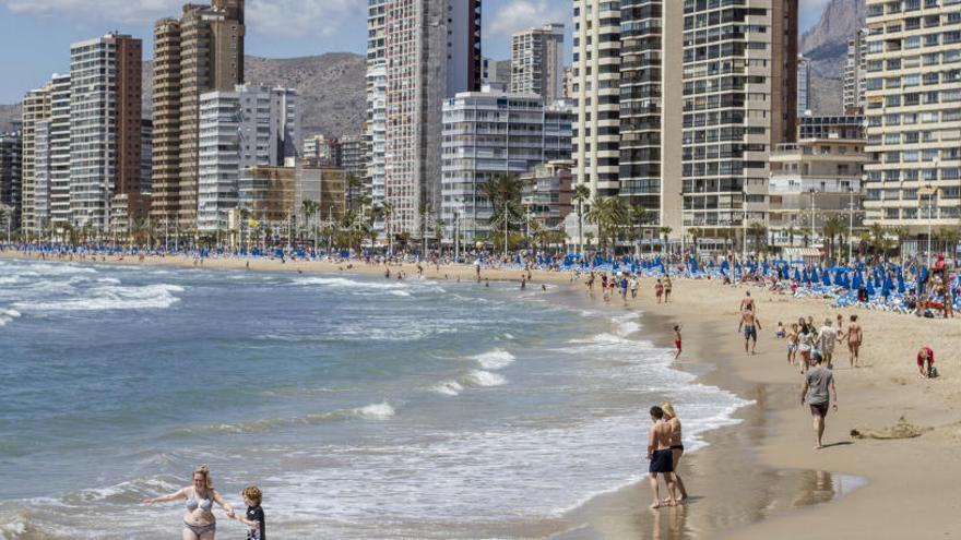 Cae 2,6 puntos la ocupación de Benidorm en abril por el mal tiempo en Semana Santa