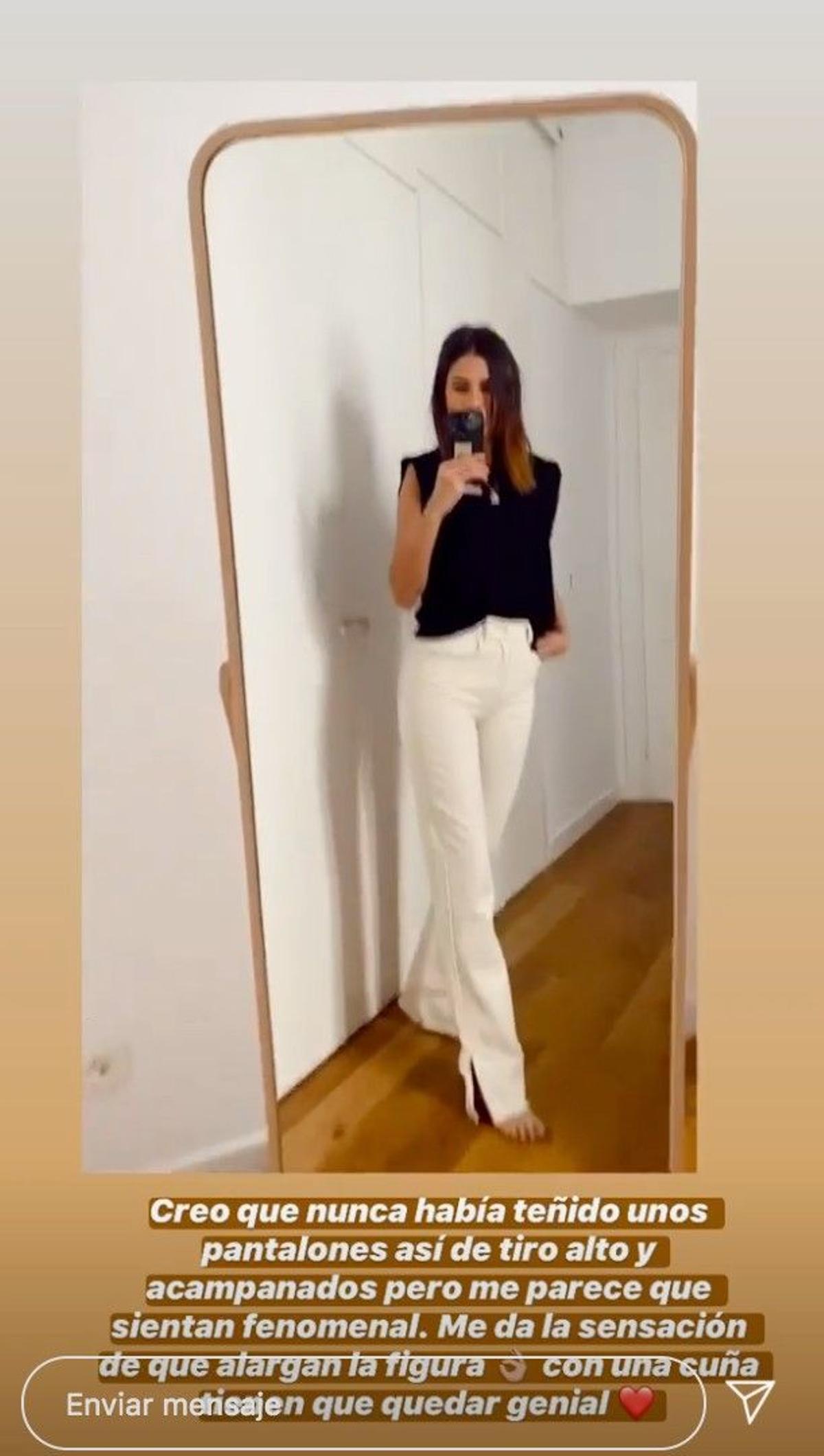 Mery Turiel con pantalón blanco de Pull and Bear