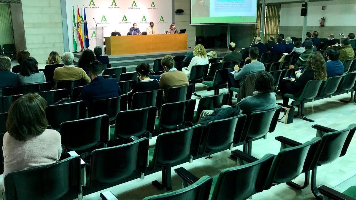 Asistentes a las jornadas celebradas en la Consejería de Agricultura.