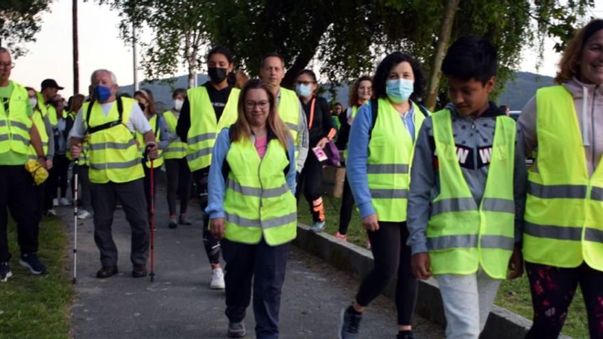 Participantes en una caminata que aboga por hábitos saludables desarrollada en Mina Mercedes.   | // FDV