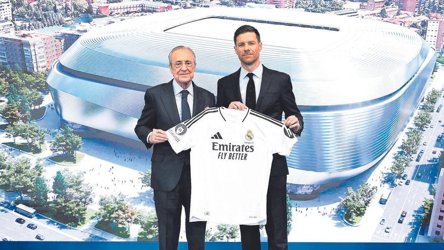 El presidente del Real Madrid, Florentino P谷rez y Xabi Alonso en la presentaci車n del donostiarra como entrenador del conjunto blanco
