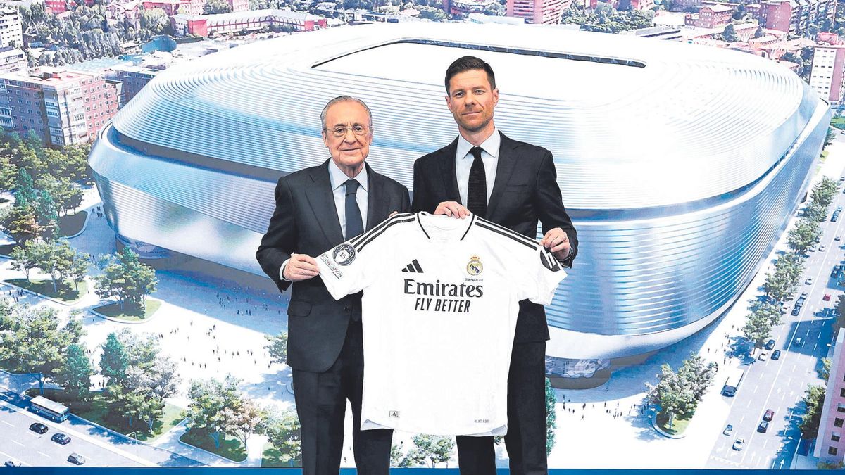 El presidente del Real Madrid, Florentino Pérez y Xabi Alonso en la presentación del donostiarra como entrenador del conjunto blanco