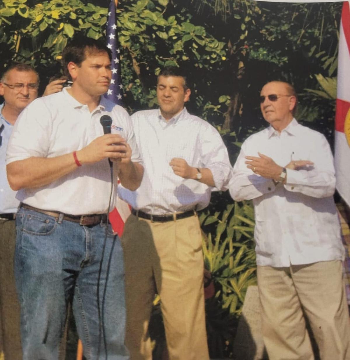 Un joven Marco Rubio, izquierda, toma la palabra en un acto. A la derecha, Luciano Suárez.