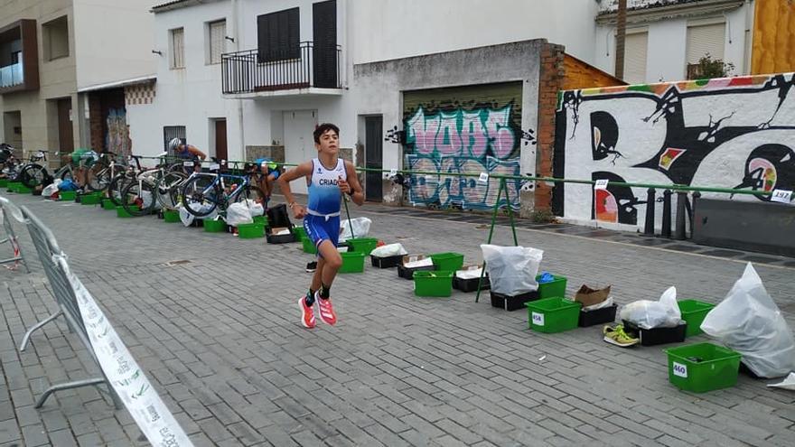 Un corredor durante una prueba deportiva en Moraleja, recientemente.