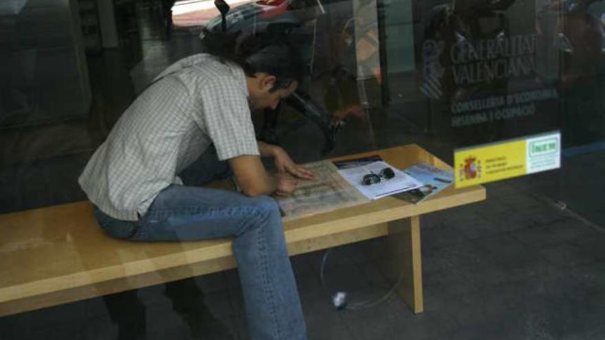 Un joven, en una oficina del Servef en Alicante.