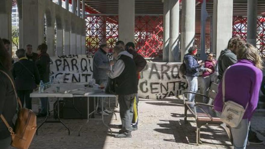 Los vecinos en plena asamblea durante este domingo en el puente rojo.