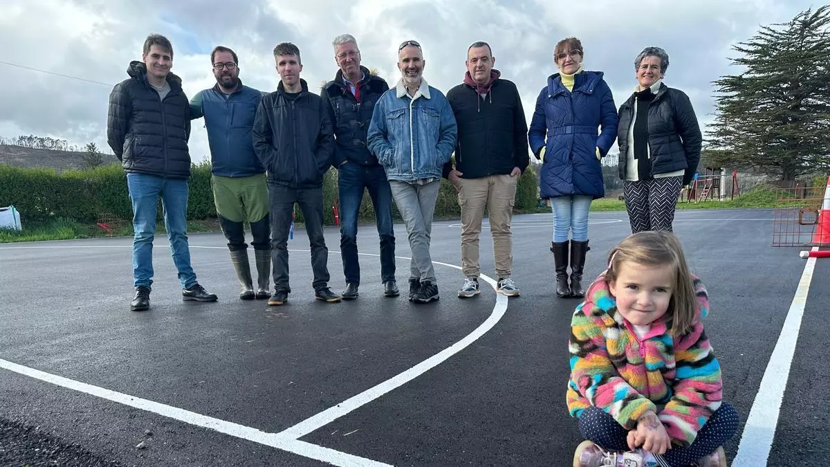 San Cristóbal, el pueblo de costa de Valdés que gana habitantes en la Asturias rural despoblada: "Aquí hay una veintena de niños"