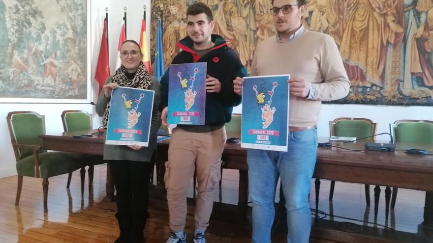 La concejala Sara Pérez, el artista Manuel Vergel y el alcalde Tomás del Bien presentan el cartel.