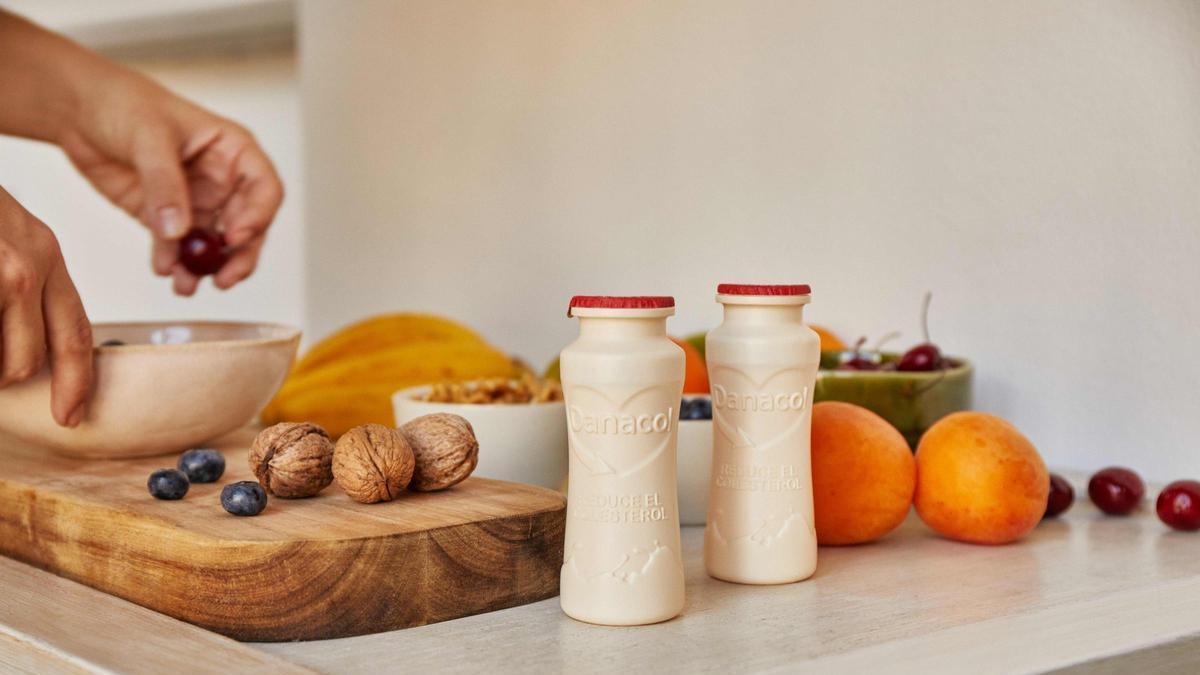 Existen alimentos enriquecidos con esteroles vegetales, como Danacol, que aporta hasta 1,6 gramos de esteroles vegetales en una pequeña dosis diaria.