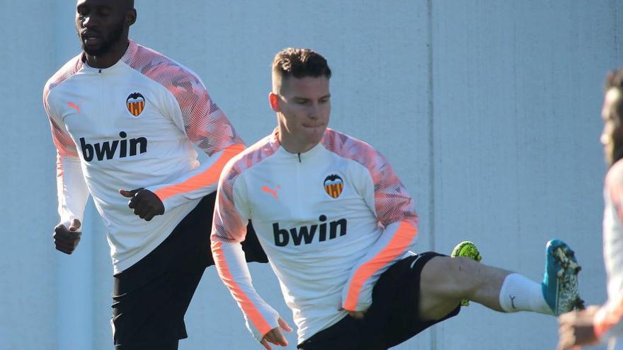 Mangala y Gameiro se ejercitan durante un entrenamiento reciente del Valencia CF en Paterna.