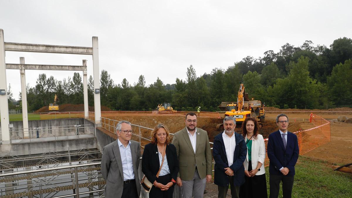 De izquierda a derecha, el gerente de Cadasa, Manuel Gutiérrez; la presidenta de la Confederación Hidrográfica del Cantábrico, Barbara Monte; el presidente del Principado de Asturias, Adrián Barbón; el consejero de Movilidad, Medio Ambiente y Gestión de Emergencias, Alejandro Calvo; la directora general del Agua, Vanesa Mateo, y el teniendte alcalde de Oviedo, Nacho Cuesta.