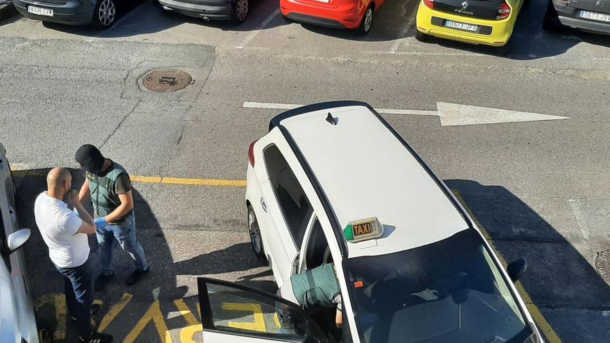 La Guardia Civil registra un taxi y un piso en Bueu y una casa en Aldán en busca de droga y hay dos detenidos