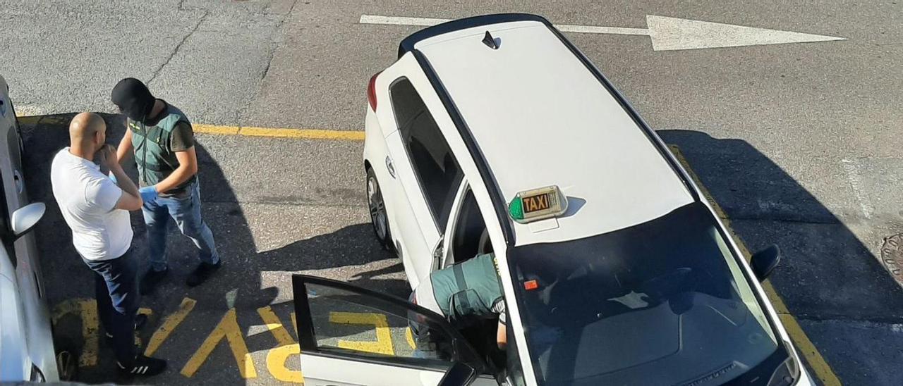 La Guardia Civil registra en Bueu el taxi investigado, junto a su propietario, que fue detenido. |   // FDV